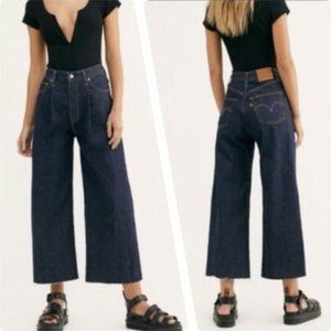 Levi's Ribcage Pleated Crop Jeans 31